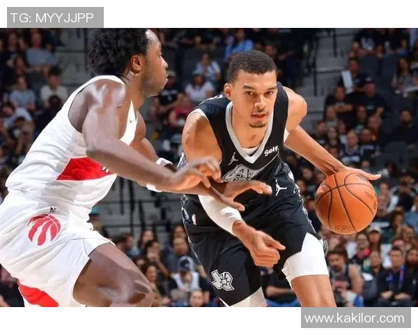 热火惜败马刺三分之差遗憾落败赛季精彩对决引发球迷热议