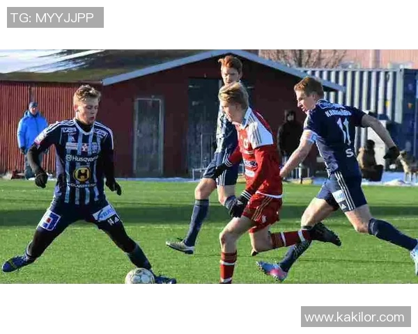 诺尔比与索尔纳的激烈对决揭示了足球战术的魅力与团队合作的重要性 诺尔比与索尔纳的激烈对决揭示了足球战术的魅力与团队合作的重要性