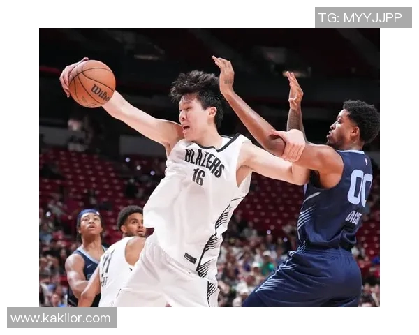 中国男篮挑战灰熊队全力以赴争夺胜利展现篮球魅力与团队精神