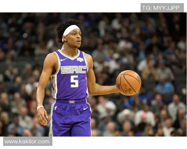 德阿隆福克斯引领国王崛起展现全能球技与领袖魅力