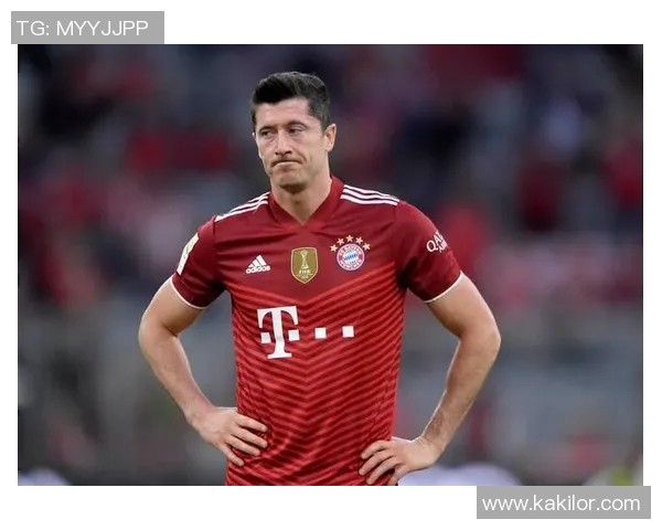 莱万回归安联球场遭拜仁球迷嘘声四起质疑其忘恩负义行为